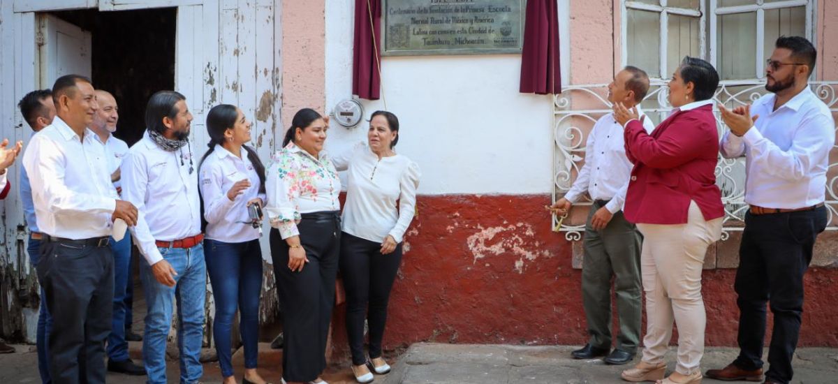 Develan placa conmemorativa por el  Centenario en...