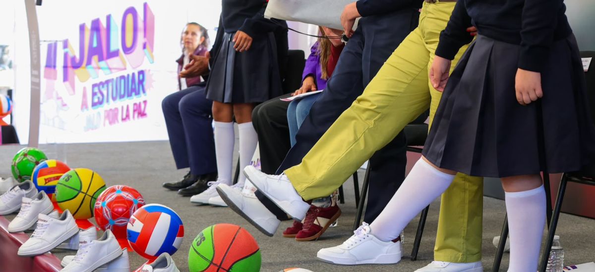 Luciernaga noticias | Distribuyen tenis a...