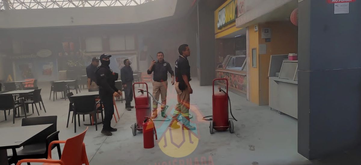 Policías sofocan incendio en comercio de Plaza...