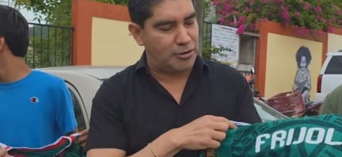 Luciernaga noticias | Varona entrega unifo...