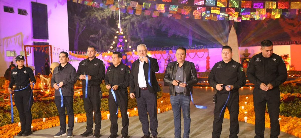 Luciernaga noticias | Bedolla honra a elem...