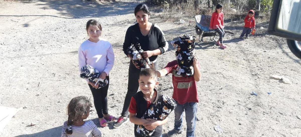 SLyT lleva cobijas y juguetes a familias...