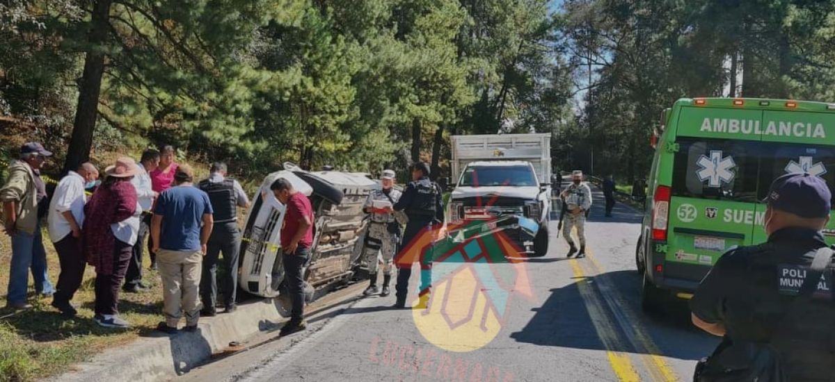 Chocan camioneta y taxi en Zitácuaro