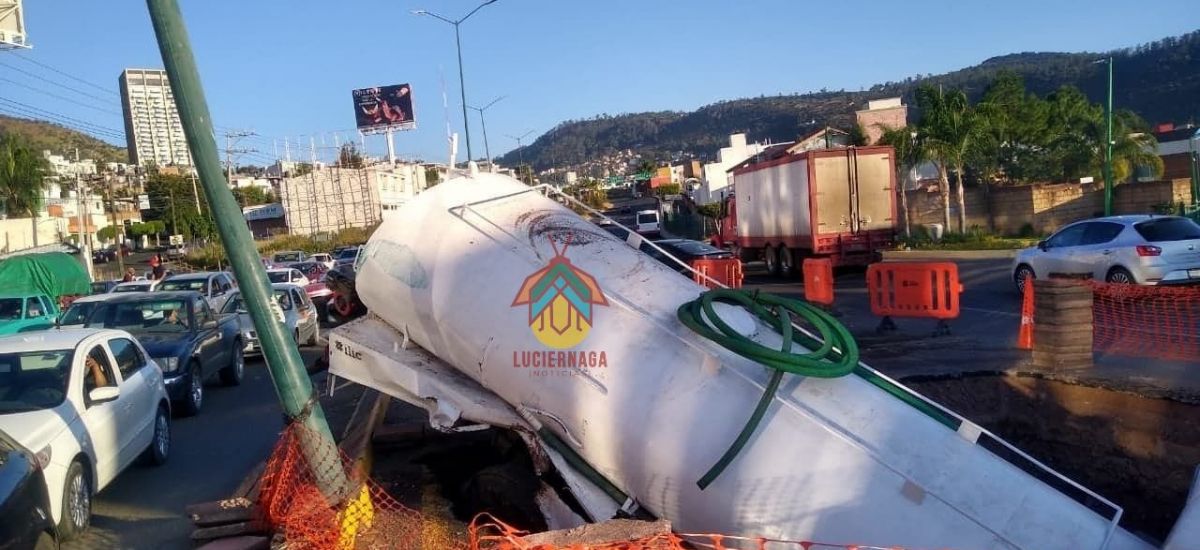 Cae pipa de agua a excavación en...