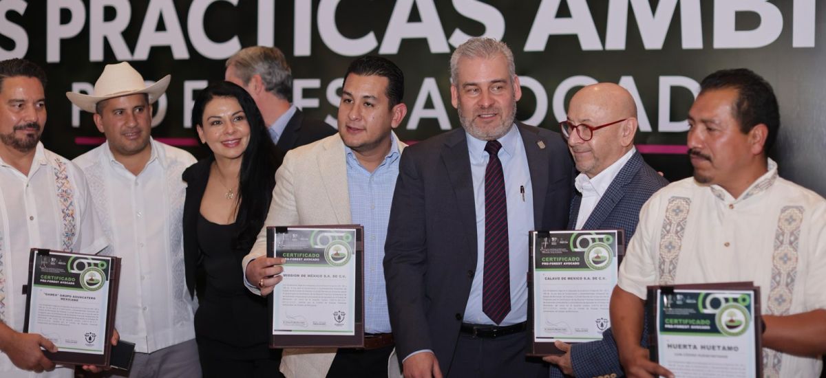 Luciernaga noticias | Bedolla entrega cert...