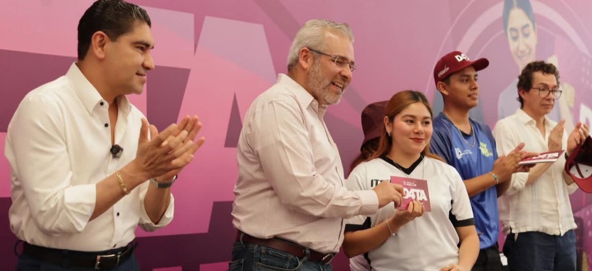 Luciernaga noticias | Bedolla entrega tarj...