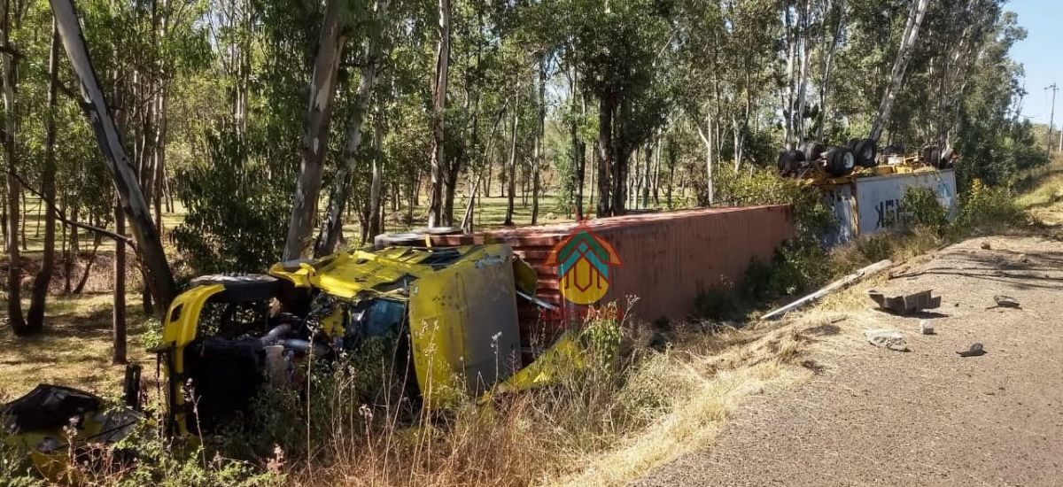 Vuelca tráiler en la carretera Morelia-Pátzcuaro