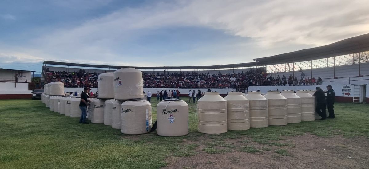 Apoyo a Mujeres, Pablo Varona Entrega Tinacos...