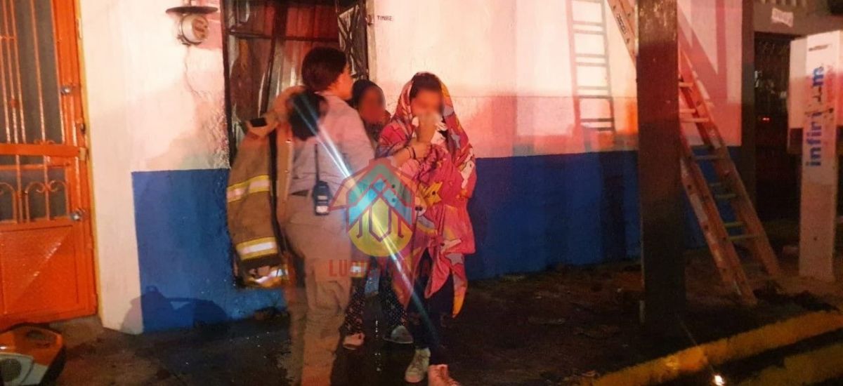 Bomberos rescatan a 11 personas atrapadas durante...