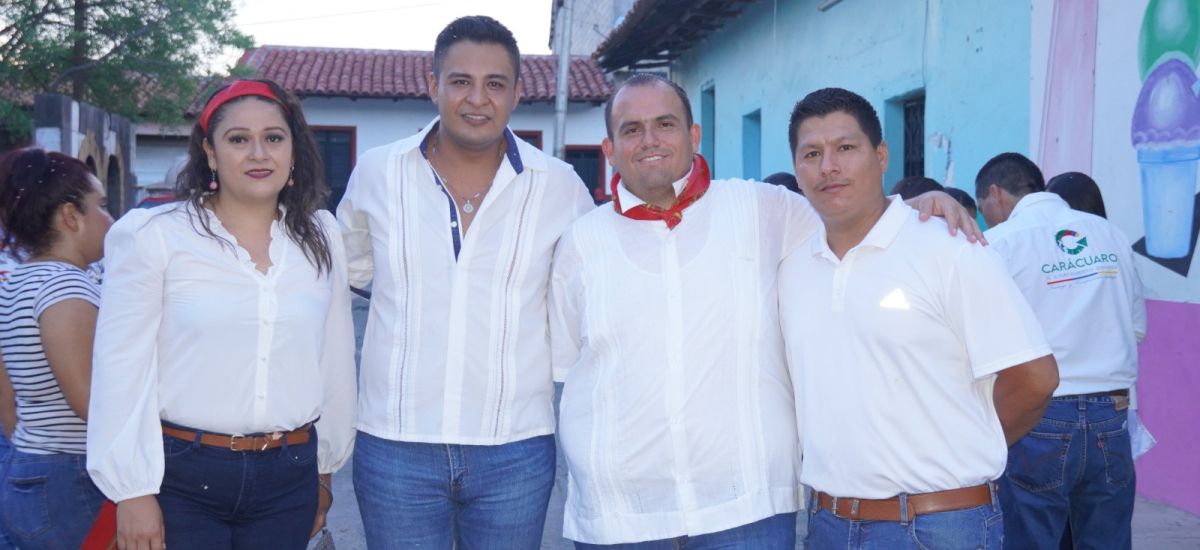 El alcalde Reynaldo Gómez pegó el Bando...