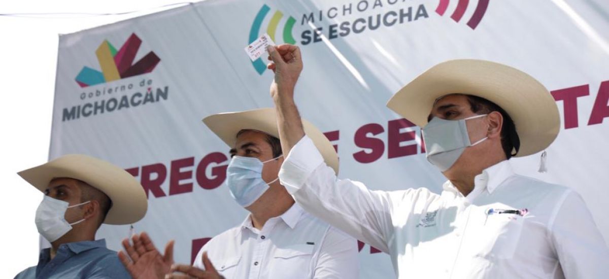 Entrega Gobernador sementales en Tierra Caliente; mejoran...