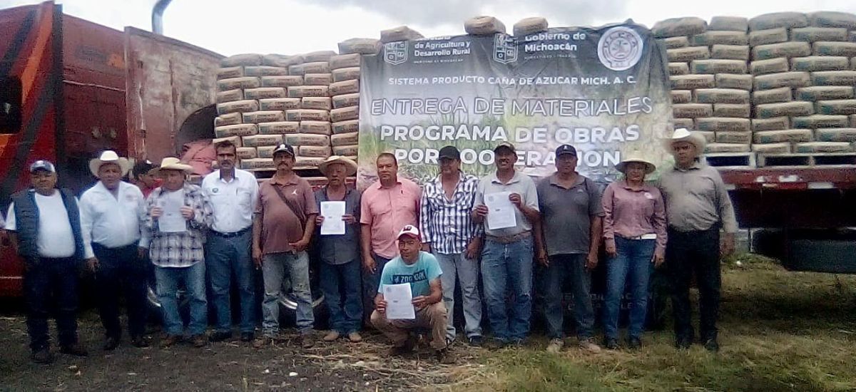 Sader entrega cemento a productores cañeros para...