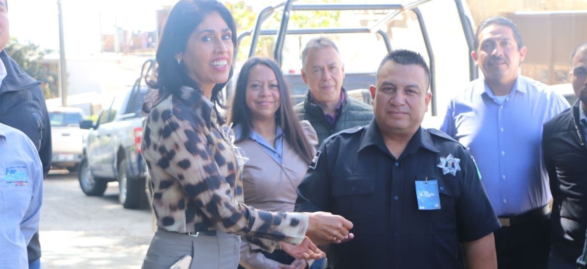 Irma Moreno entrega uniformes a Seguridad Pública...