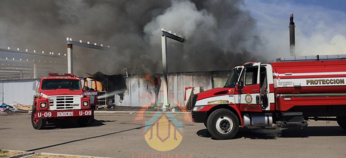 Gran incendio en bodegas de plaza comercial...