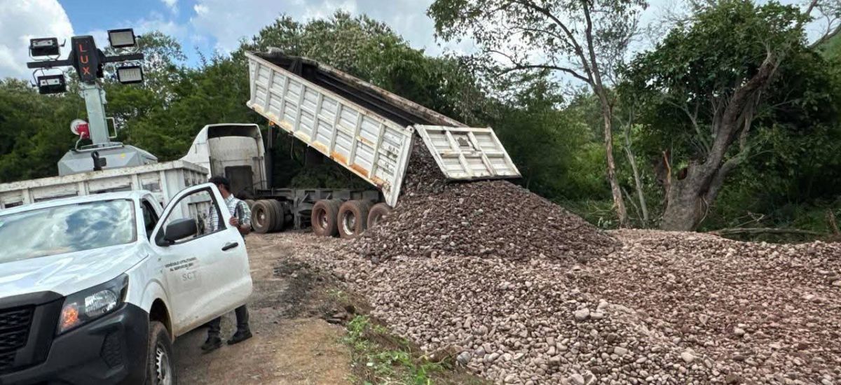 Avanza construcción de camino provisional en Tiquicheo...