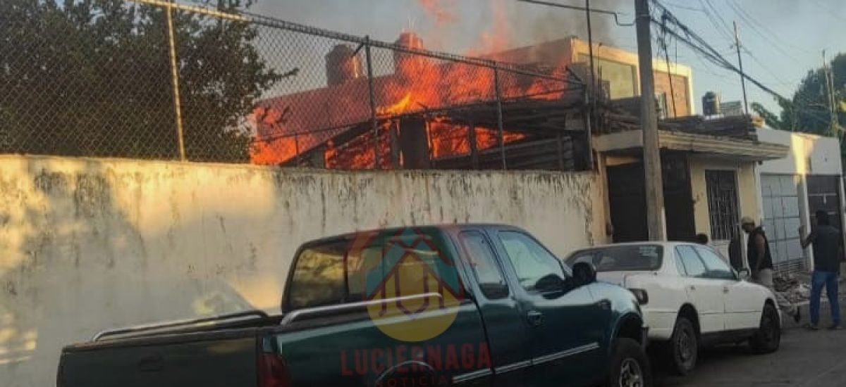 Incendio consume vivienda en la colonia México