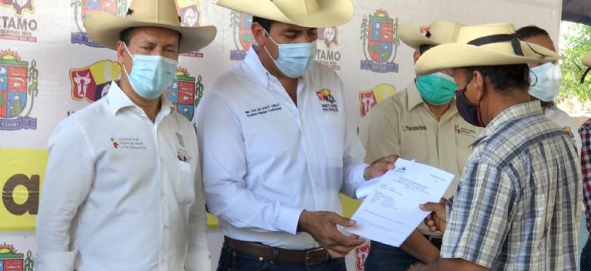 Entrega recursos a 1050 productores agrícolas afectados...