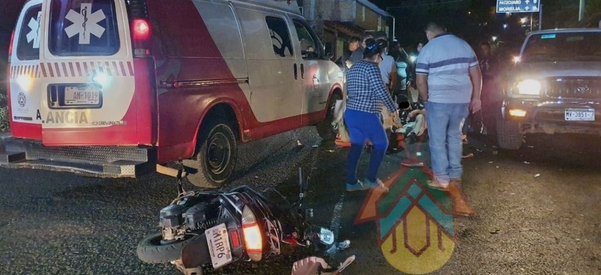 Tsuru impacta a joven motociclista en Tacámbaro;...