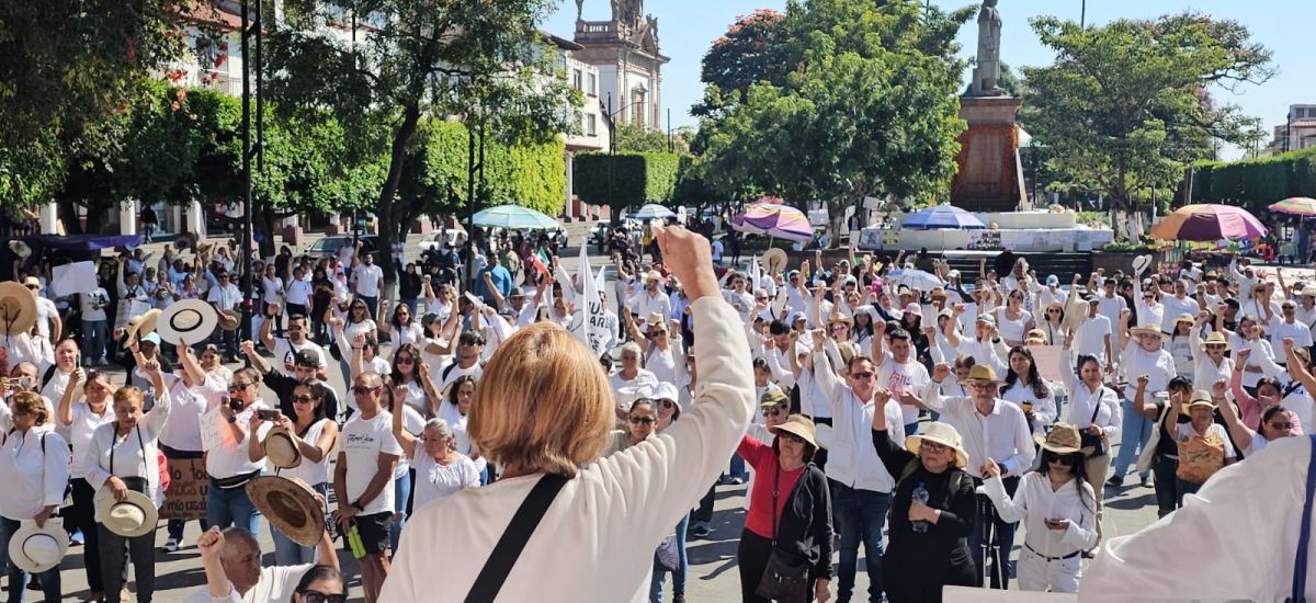 Luciernaga noticias | Familias protestan e...