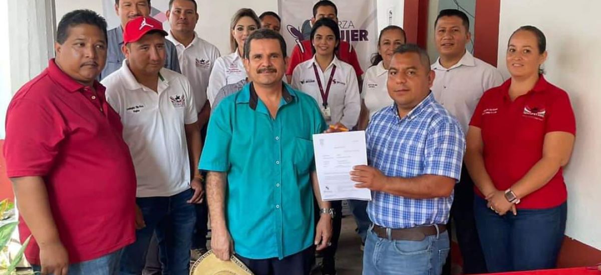Alcalde entrega créditos a microempresarios de Nocupétaro