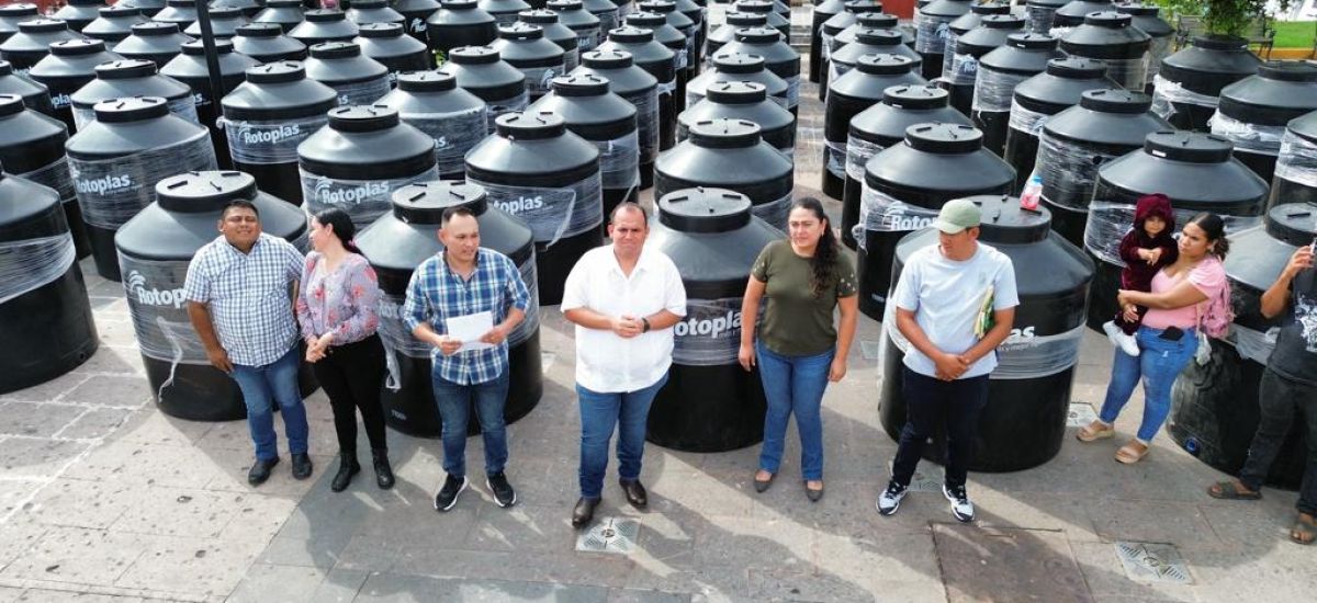 Alcalde de Carácuaro entrega 100 tinacos gratuitos...