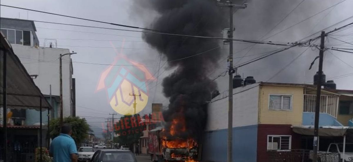 Se desatan quemas de vehículos en Uruapan,...