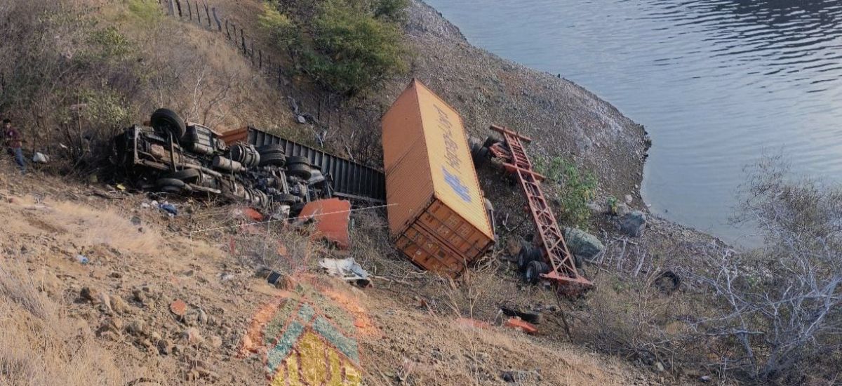 Luciernaga noticias | Tractocamión cae a b...