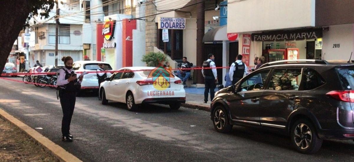 Ladrones tratan de robar auto, pero los...