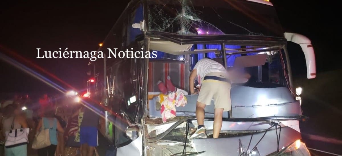 Autobús choca contra tráiler en La Huacana