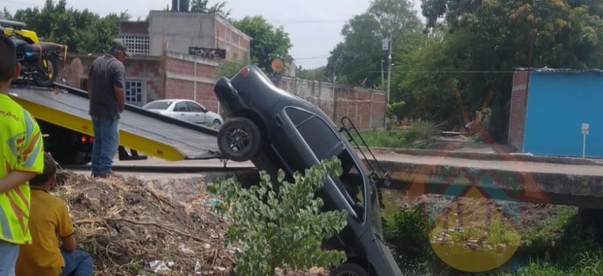 Luciernaga noticias | Vehículo cae a canal...