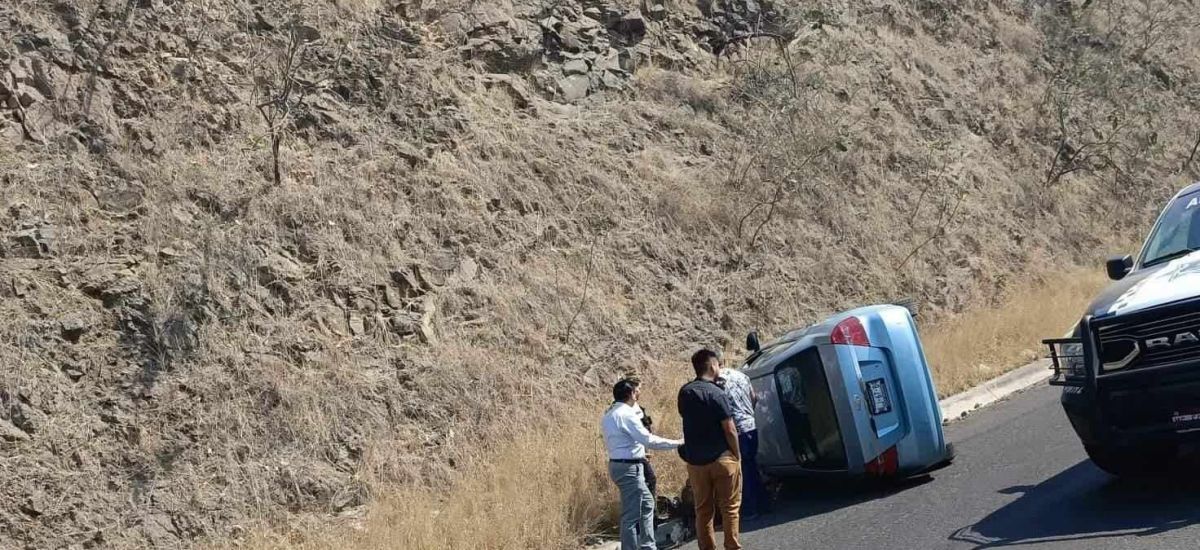 Luciernaga noticias | Vuelca auto cerca de...