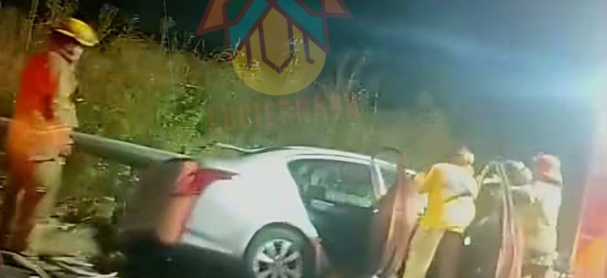 Luciernaga noticias | Auto choca contra ba...