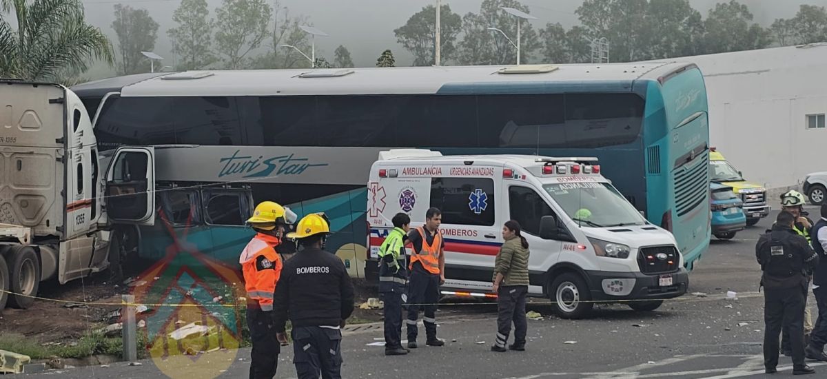 Choque de autobús contra 2 tractocamiones deja...