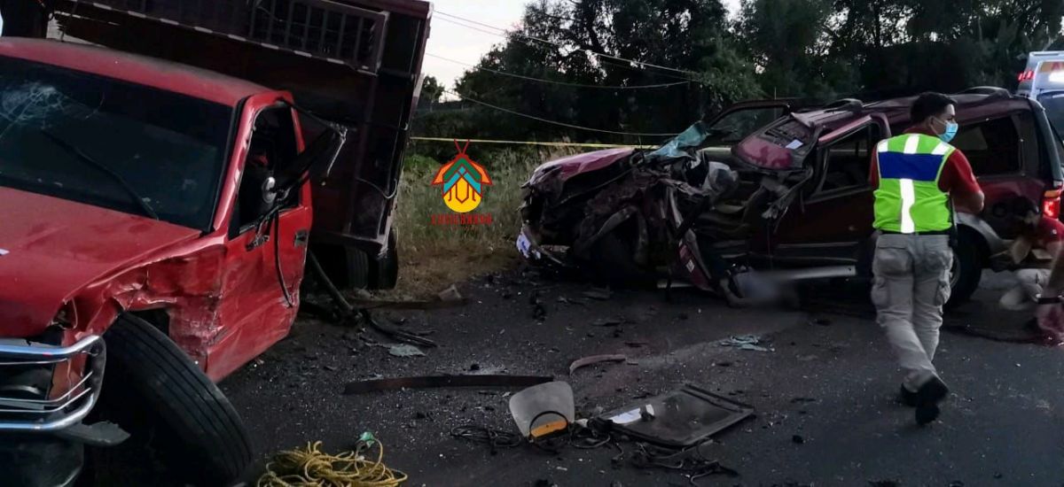 Fuerte choque de dos camionetas, deja dos...