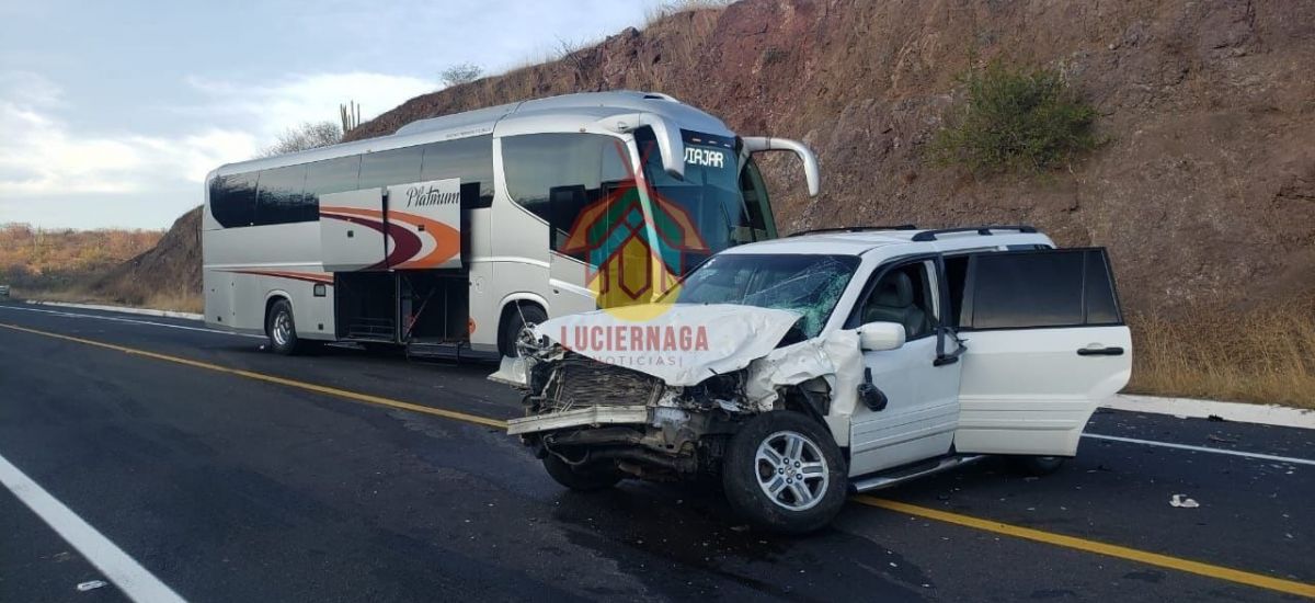 2 heridos en choque de camioneta y...