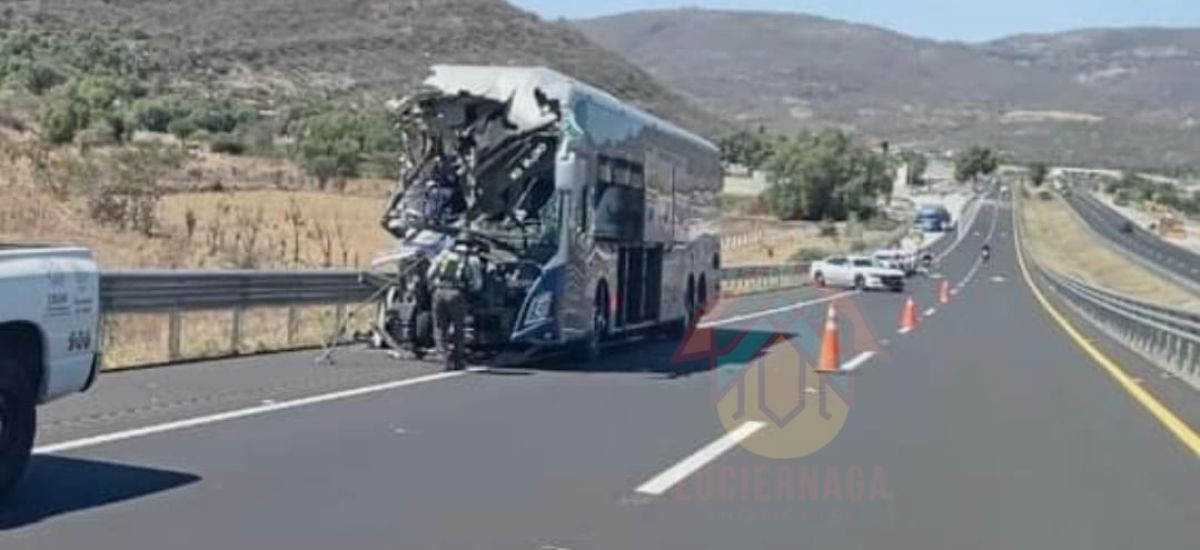 Choca autobús contra tráiler en la México-Guadalajara;...