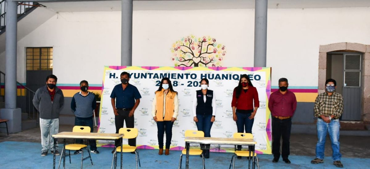 Entrega IIFEEM mobiliario escolar en Huaniqueo