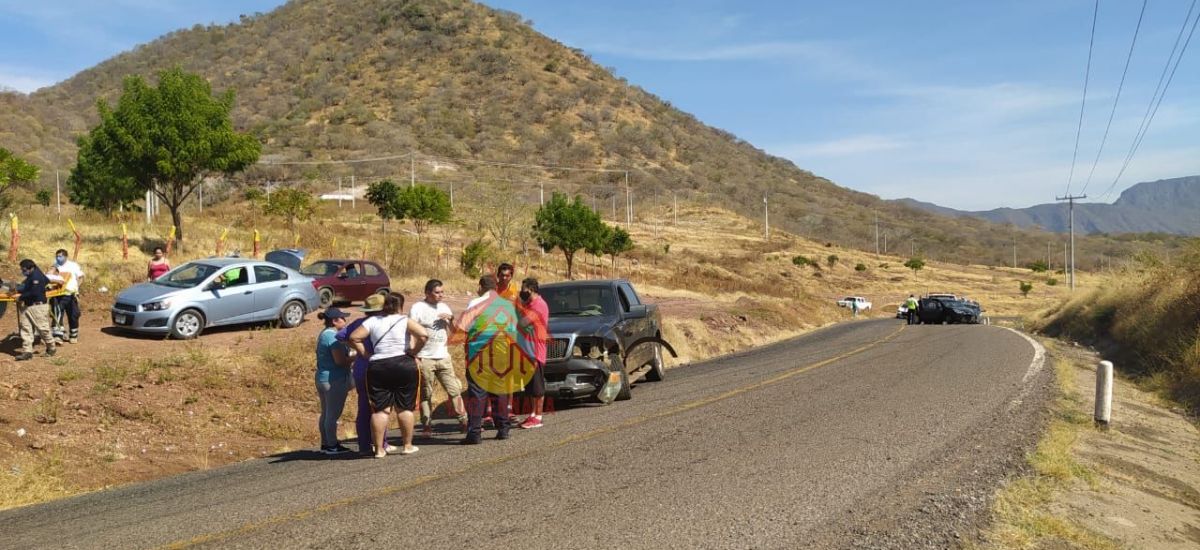 Se registra accidente entre una camioneta y...