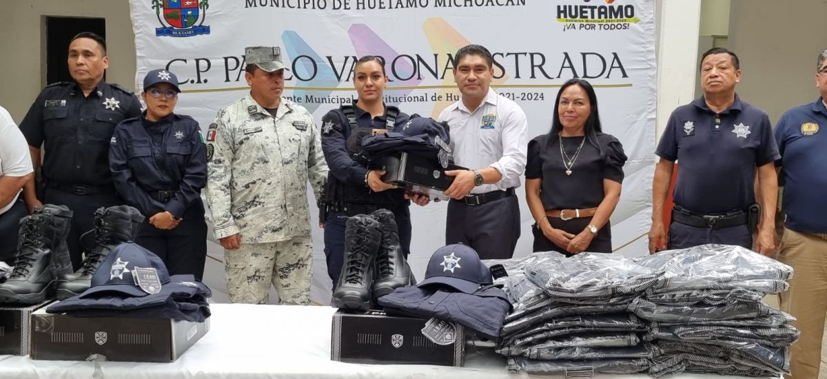 Alcalde de Huetamo entrega 43 uniformes a...