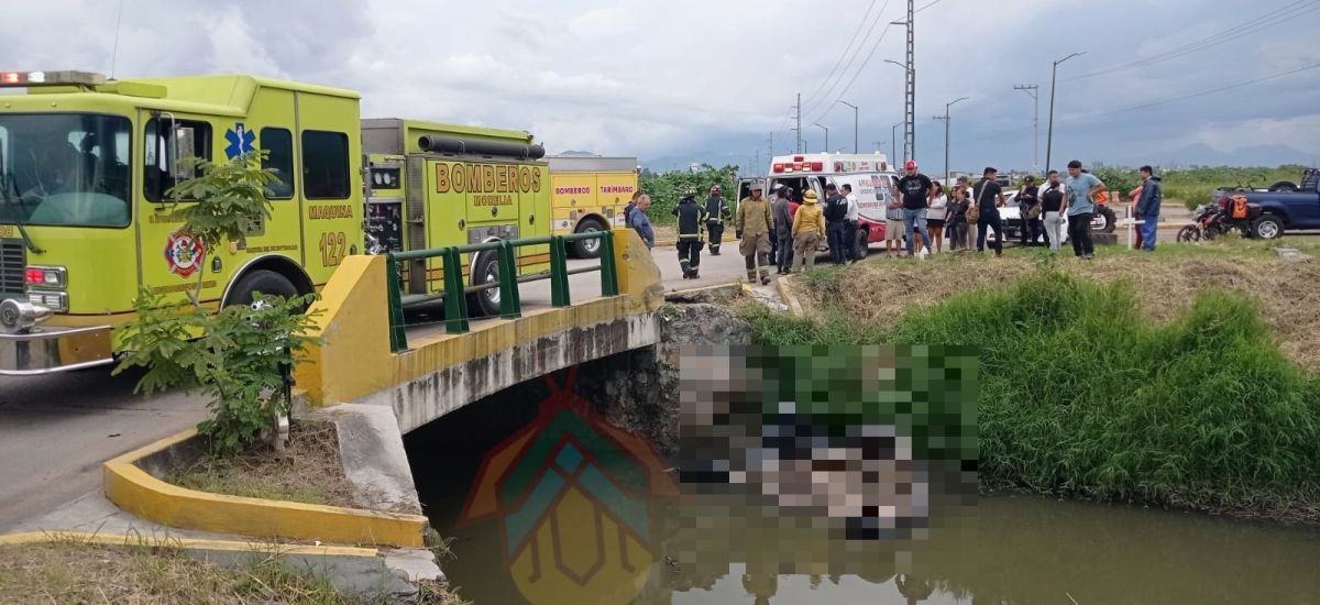 Cae auto a canal de agua al...