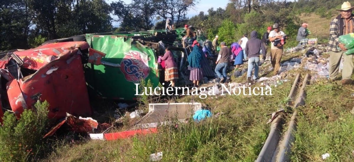 Rapiña en volcadura de camión refresquero en...