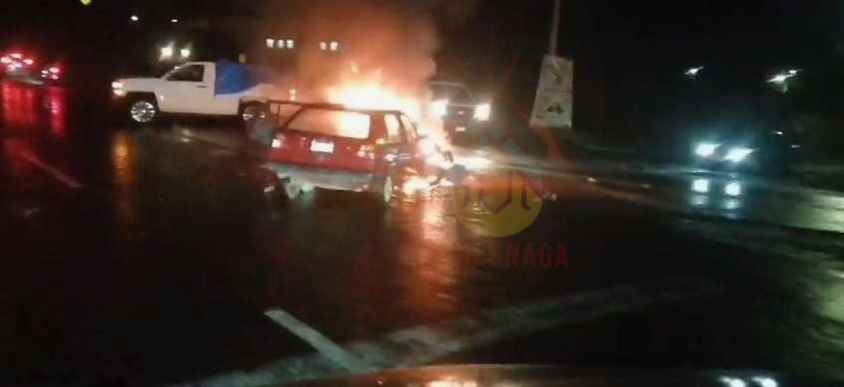 Se incendia auto en la carretera Morelia-Pátzcuaro