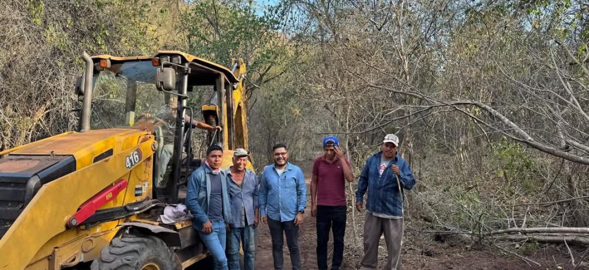 Mejoran caminos rurales en Tuzantla bajo la...