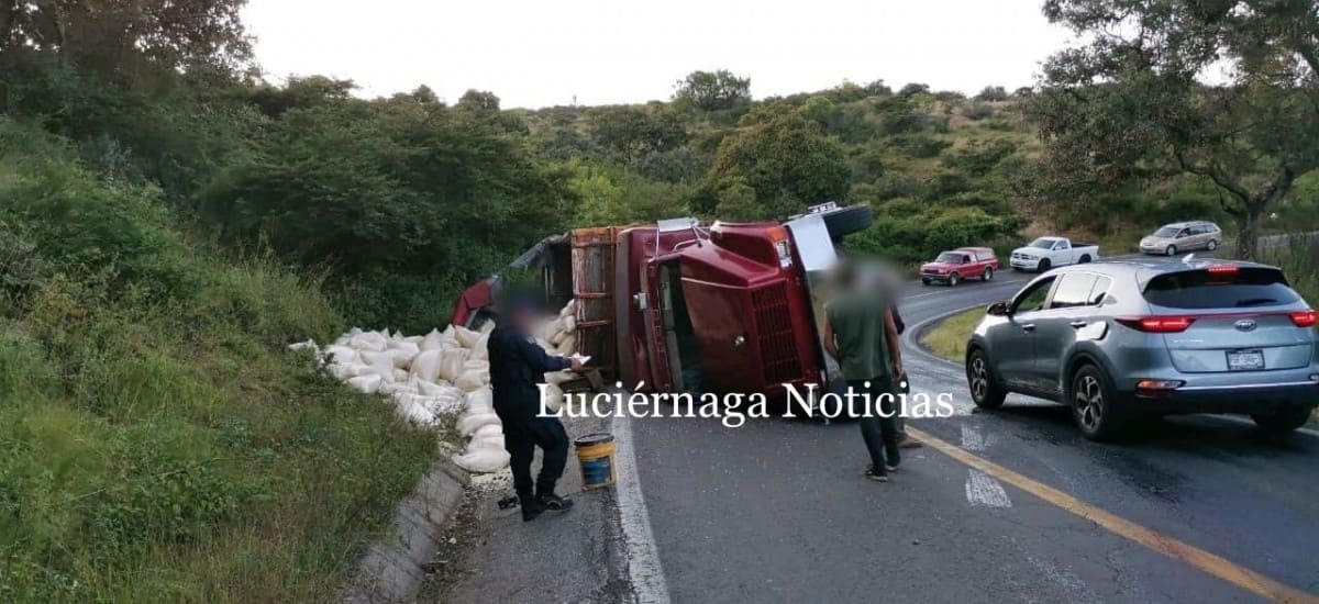 Vuelca camión cargado con maíz en la...