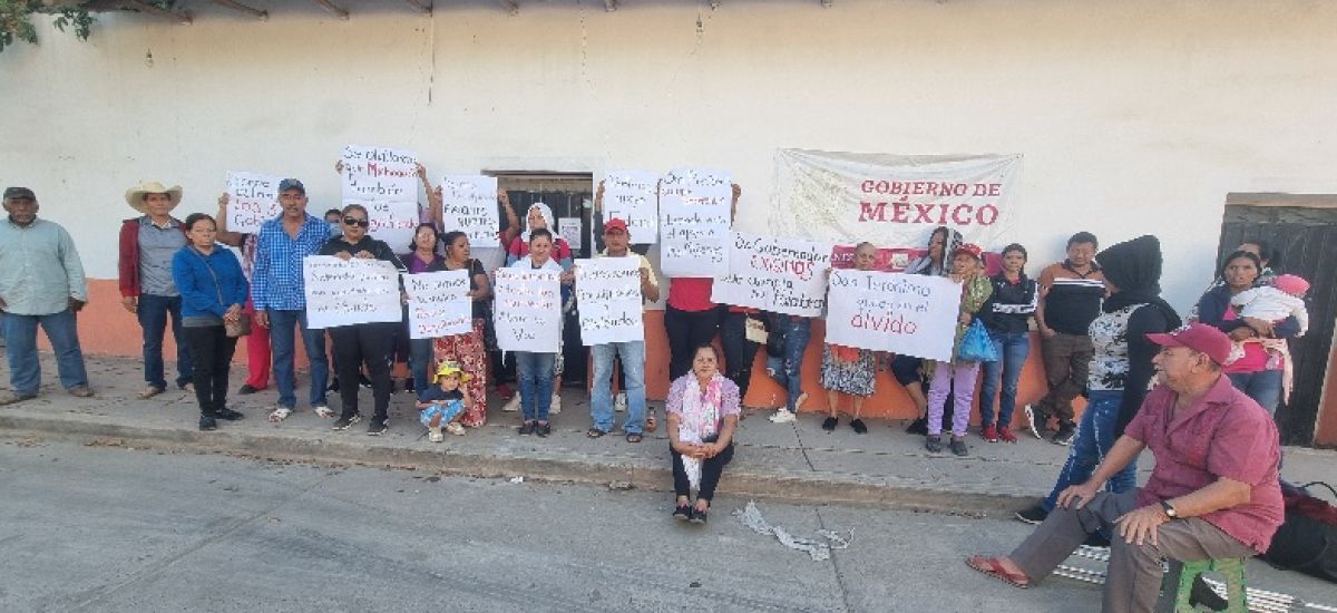 Damnificados por el Huracán John Exigen Apoyo...