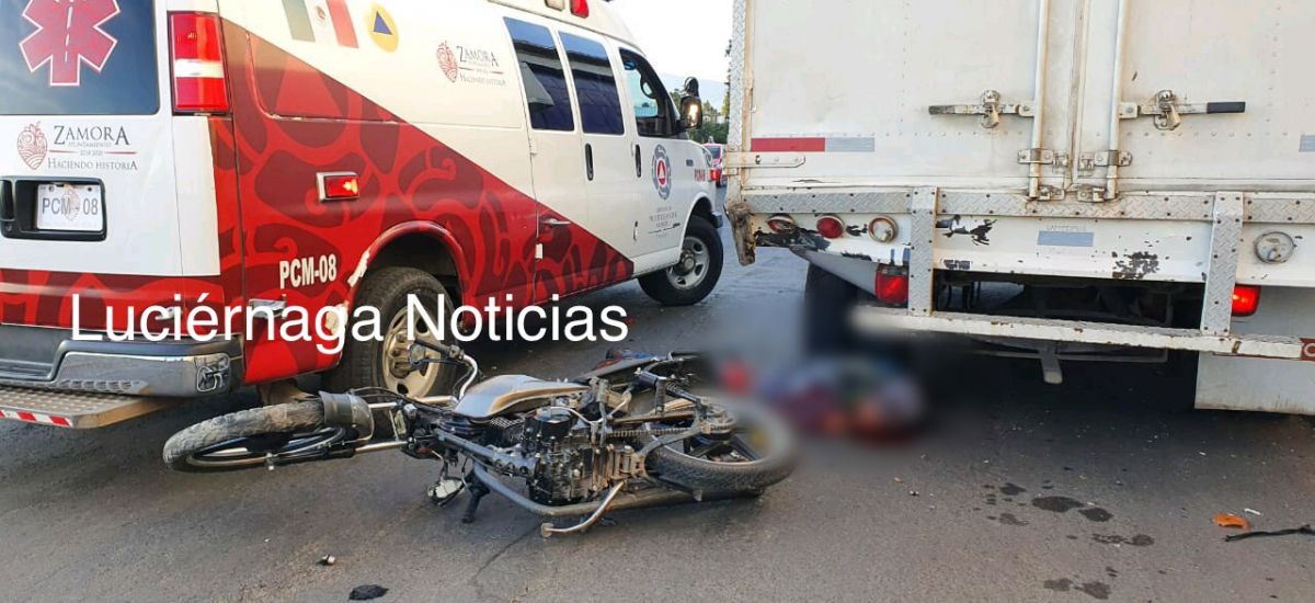 Motociclista muere al chocar contra camioneta estacionada