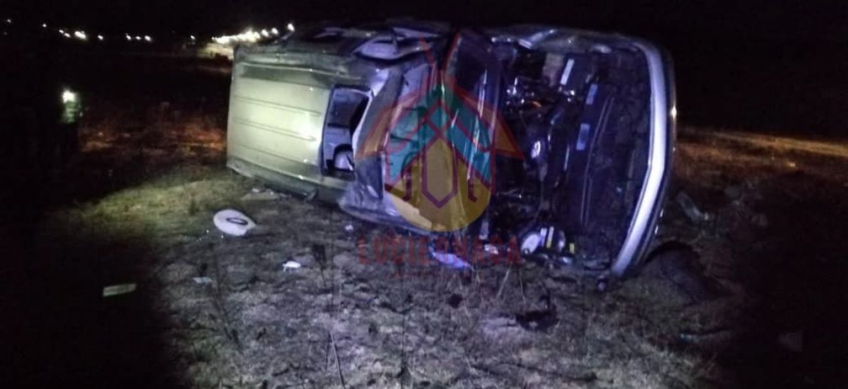 Mueren 3 jóvenes en volcadura de vehículo...