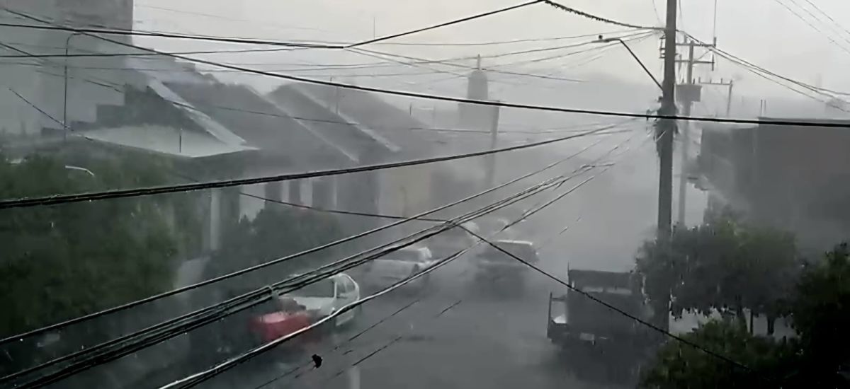 Luciernaga noticias | Aguacero, rayos y fu...