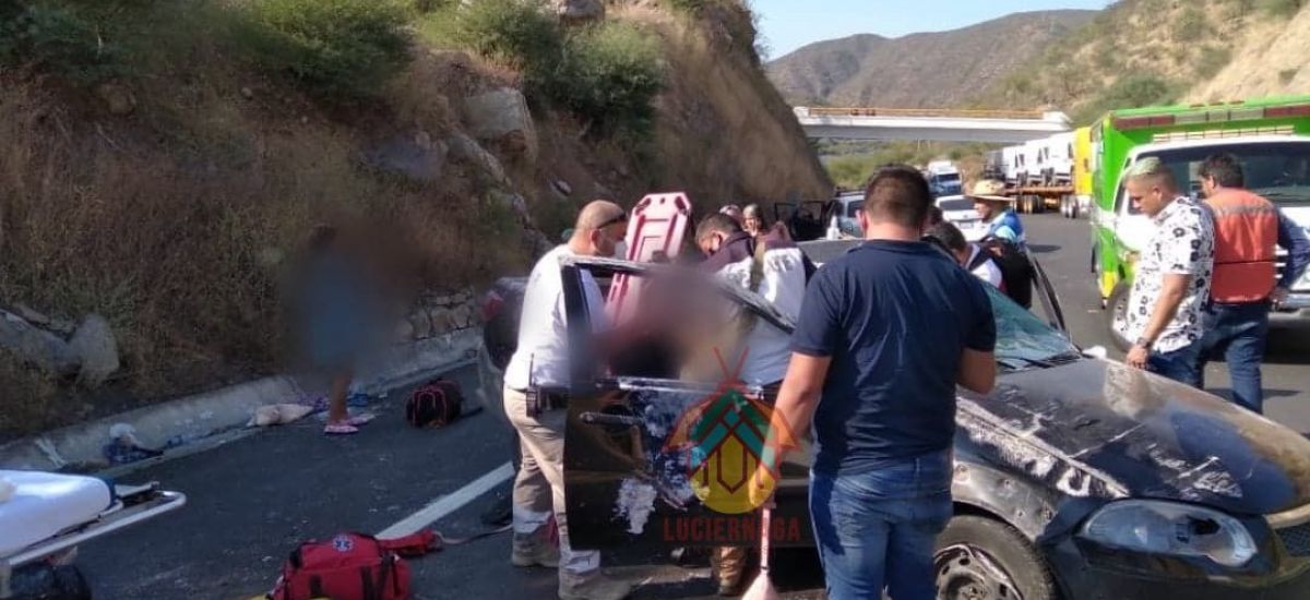 Volcadura deja cinco lesionados en autopista Siglo...